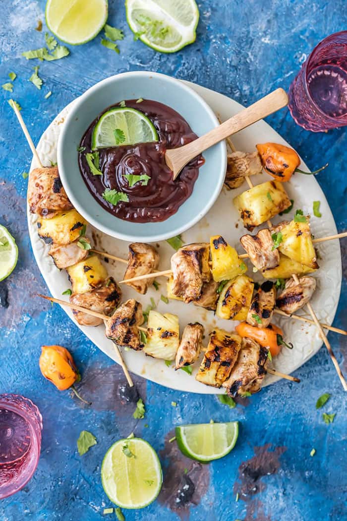 Espetos de frango e churrasco com habanero e abacaxi | Cookie Rookie Grilled Chicken Recipes são a solução perfeita para qualquer noite movimentada. Se sua família é como a nossa, todo mundo fica feliz quando temos receitas de peito de frango grelhado na mesa. Essas maneiras fáceis, únicas e criativas de grelhar o peito de frango são nossos favoritos para alimentar nossa família!