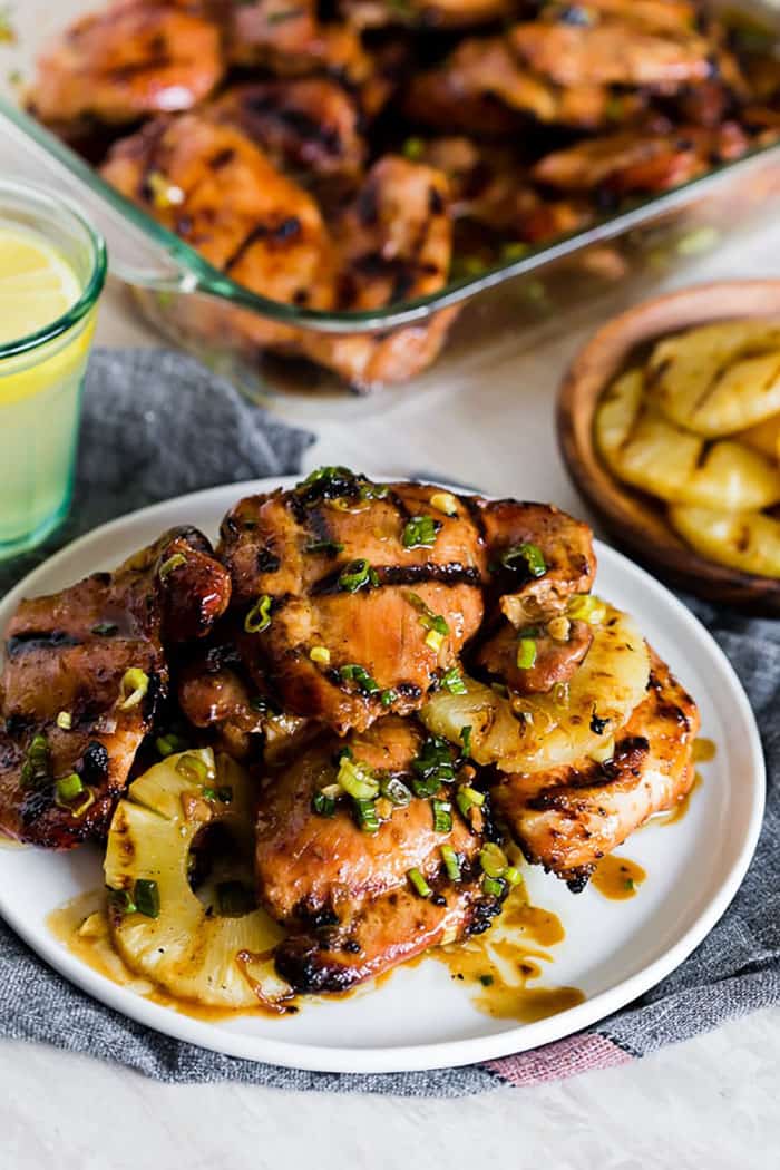 Coxas de frango grelhadas marinadas com soja doce | Nanmeg Nanny Grilled Chicken Recipes são a solução perfeita para qualquer noite movimentada. Se sua família é como a nossa, todo mundo fica feliz quando temos receitas de peito de frango grelhado na mesa. Essas maneiras fáceis, únicas e criativas de grelhar o peito de frango são nossos favoritos para alimentar nossa família!