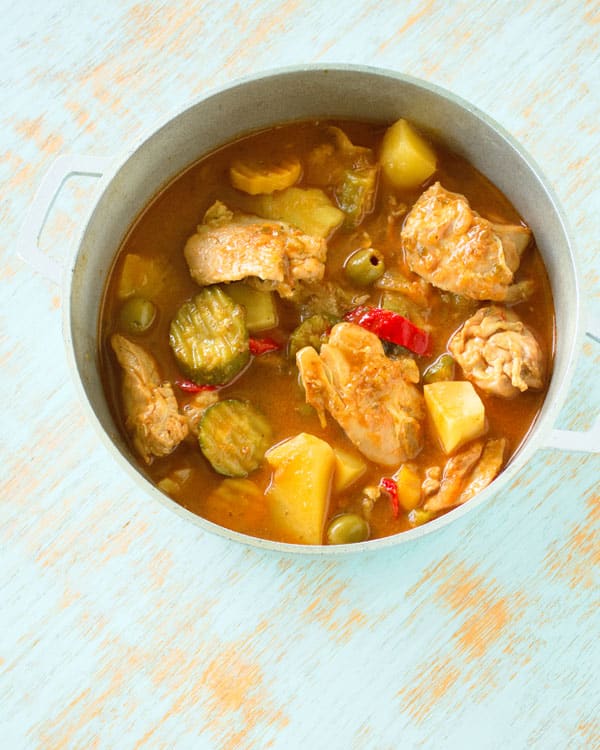 Ensopado de frango porto-riquenho (ensopado de frango ou frango em fricassê) com sofrito, tomate, batata e azeitona
