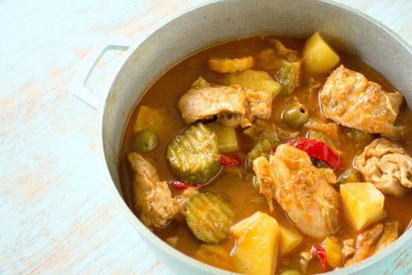 Ensopado de frango porto-riquenho (ensopado de frango ou frango em fricassê) com sofrito, tomate, batata e azeitona