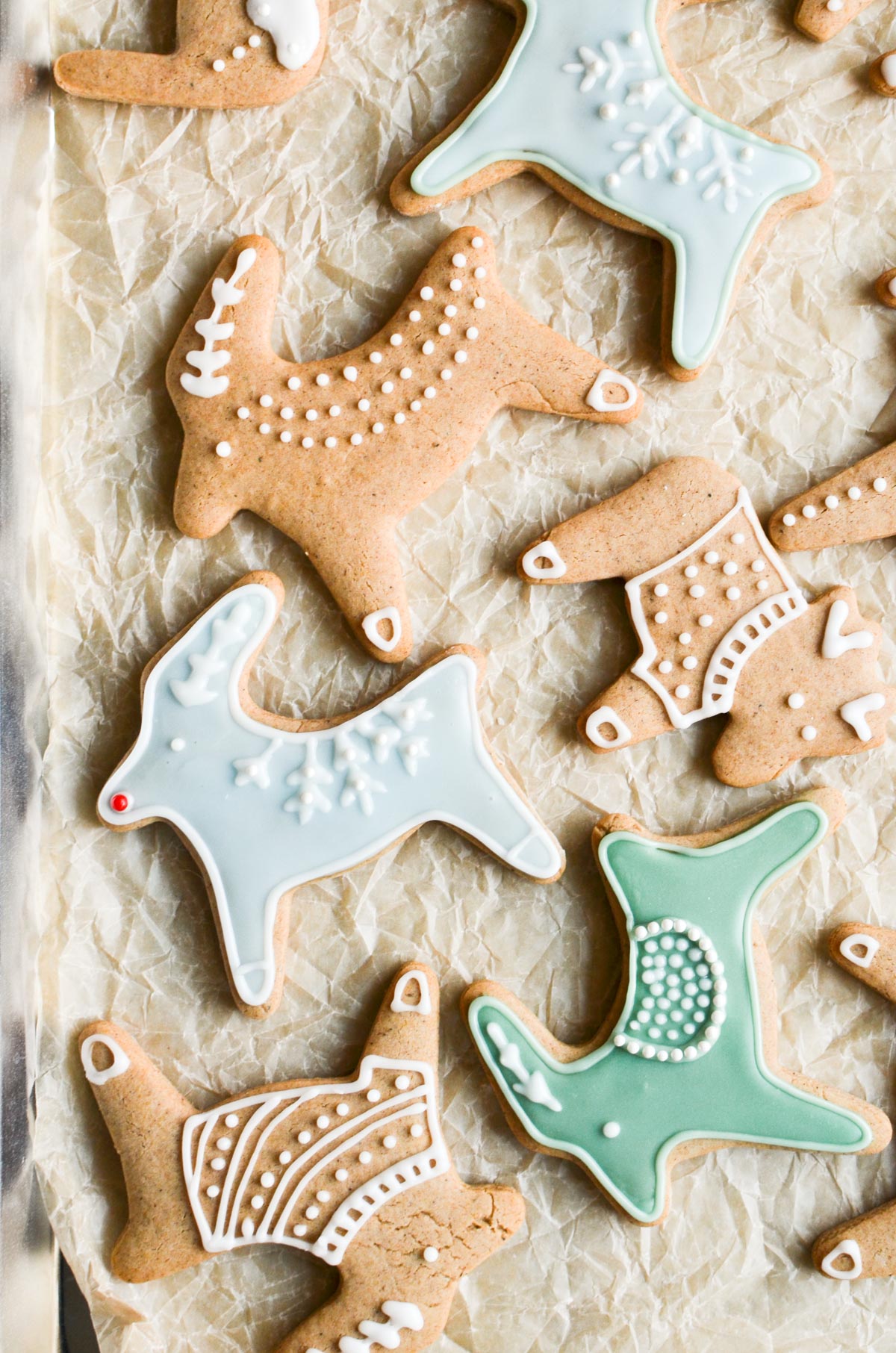 Biscoitos de Pepparkakor decorados no papel de pergaminho.