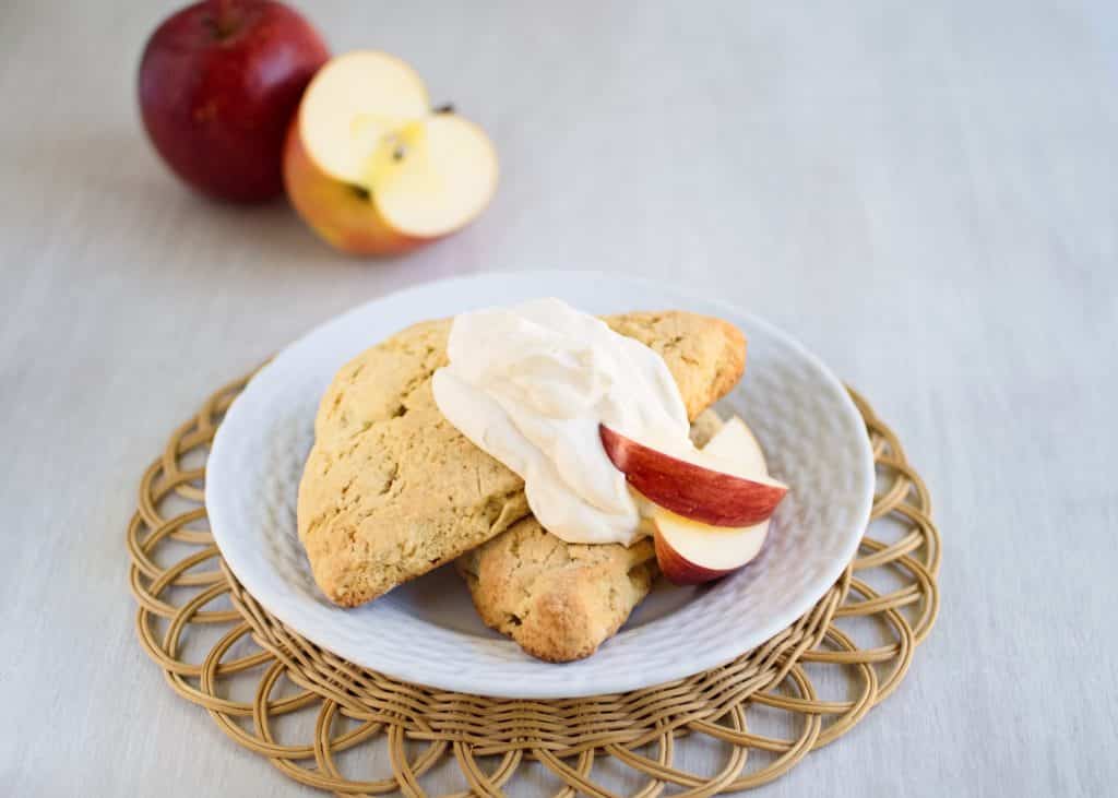 Bolinhos de maçã com chantilly de canela