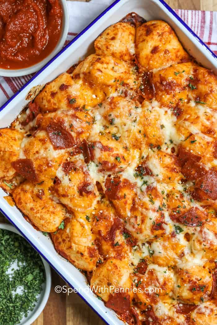 Una sartén de pizza de burbujas lista para ser servida con salsa marinara