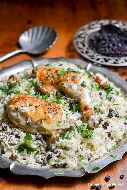 um prato de frango com arroz de cardamomo