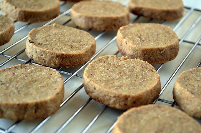 Espresso e biscoitos de manteiga de avelã assados