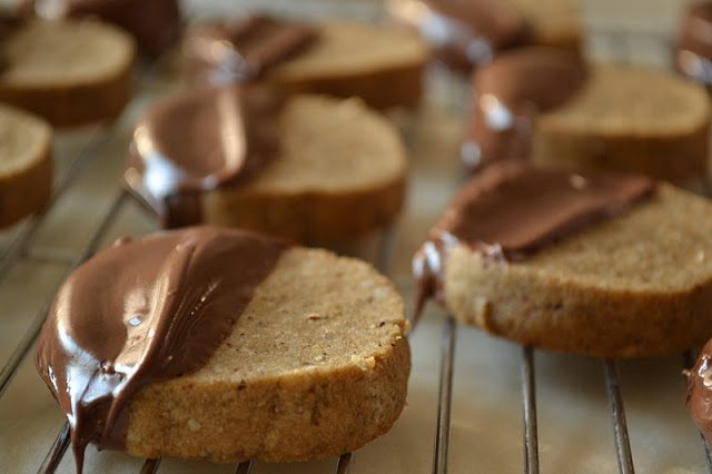 Cookies de manteiga de avelã Espresso refrigeração em uma gradinha