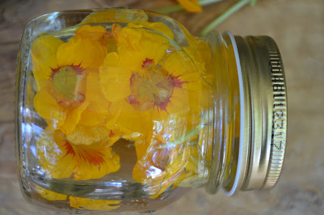Vinagre infundido de flores comestibles