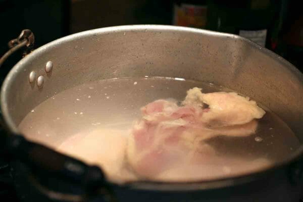 cozinhe o frango em uma panela para pozole