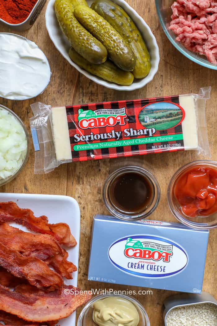 Ingredientes para la salsa de hamburguesas como encurtidos, queso Cabot, tocino y salsa de tomate.