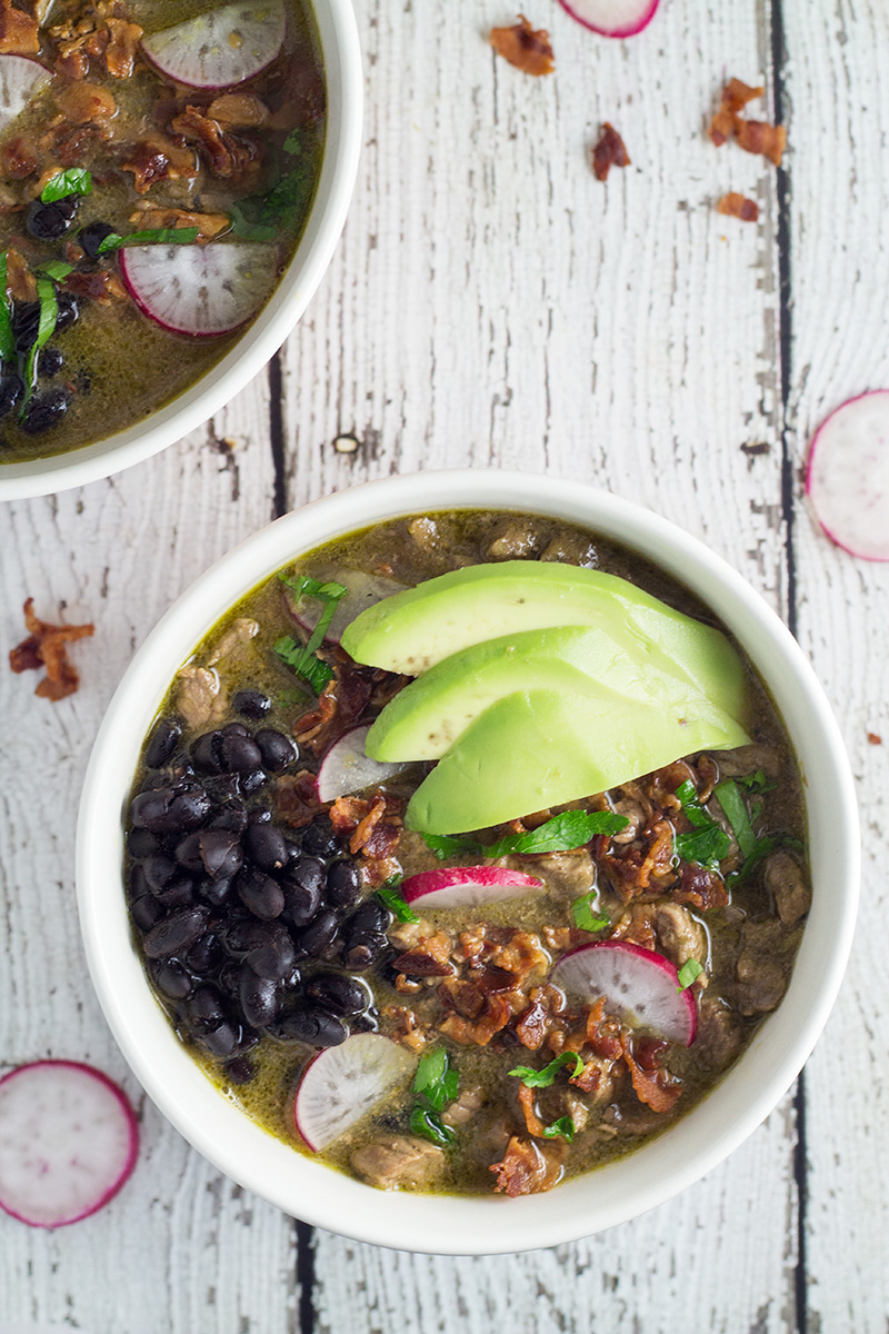 Carne en su Jugo é uma saborosa sopa mexicana cheia de carne, bacon, feijão, tomatillos e legumes. | cocinartheglobe.com