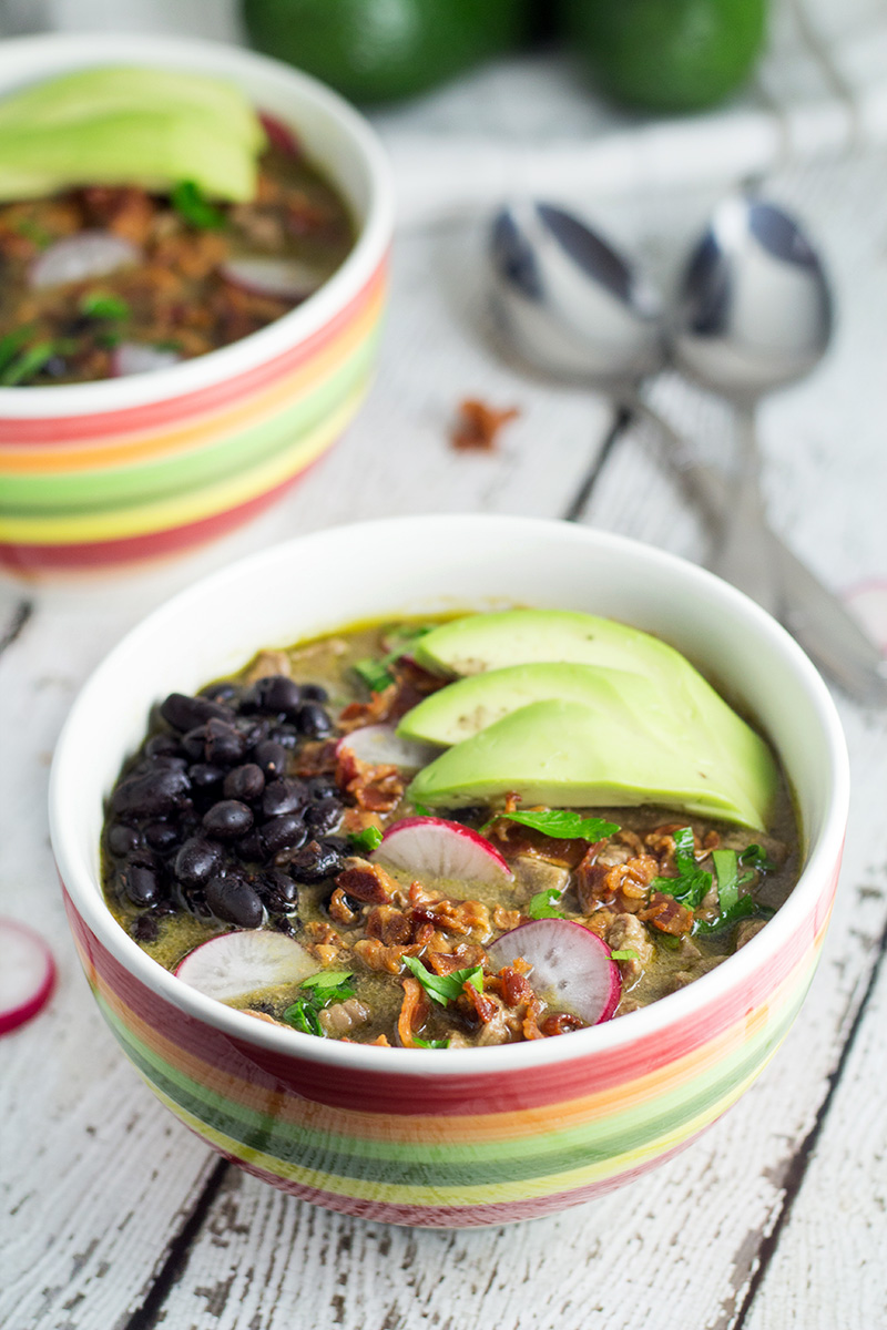 Carne en su Jugo é uma saborosa sopa mexicana cheia de carne, bacon, feijão, tomatillos e legumes. | cocinartheglobe.com