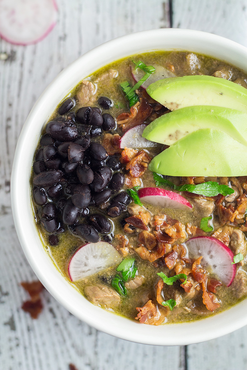 Carne en su Jugo é uma saborosa sopa mexicana cheia de carne, bacon, feijão, tomatillos e legumes. | cocinartheglobe.com