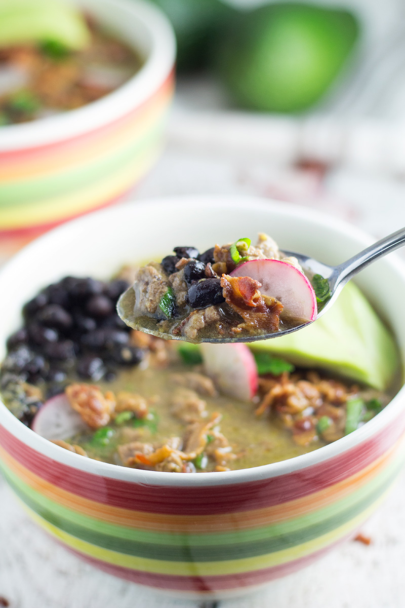 Carne en su Jugo é uma saborosa sopa mexicana cheia de carne, bacon, feijão, tomatillos e legumes. | cocinartheglobe.com
