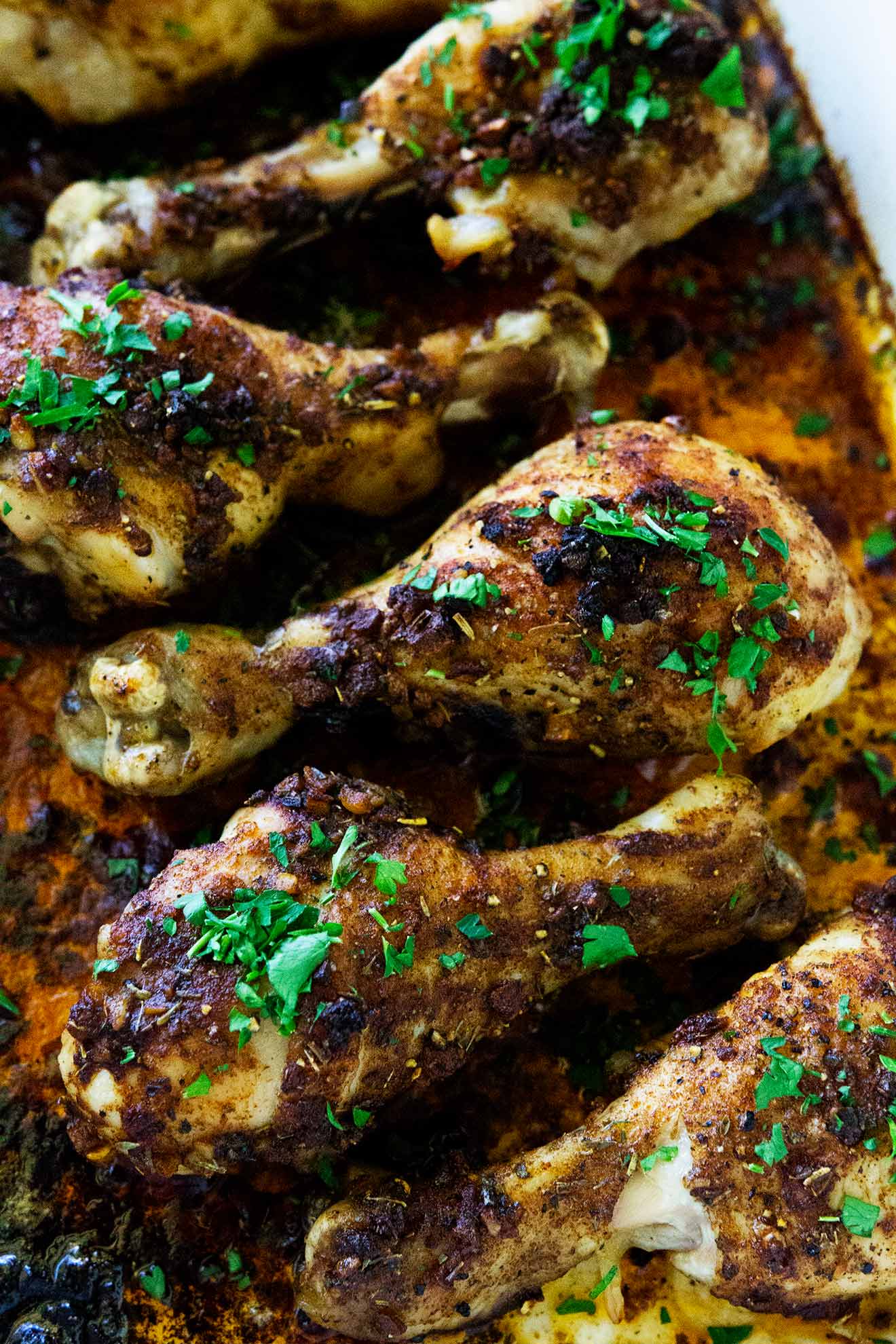 Essas coxinhas de frango com páprica e alho e manteiga são tão cheias de sabor e fáceis de fazer que são incríveis. Eles são feitos com seis ingredientes que a maioria das pessoas tem à mão. Pão comido. #chicken #pulillos #chickendrumsticks