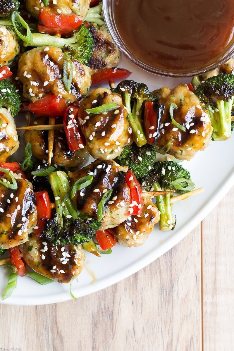 Sirva esses deliciosos espetos de almôndega de frango Teriyaki na próxima vez que encontrar amigos; Estes espetos fáceis são perfeitos para a grelha.