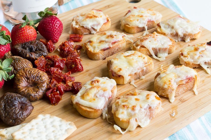 Faça um passeio mental pelo interior da França ao experimentar esta receita de croquete Monsieur Tartine. Combine-o com o seu vinho francês favorito para uma noite relaxante com os amigos.