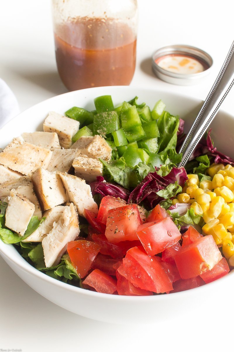 Por que acender a grelha quando obtém todos os sabores esfumaçados que você ama nesta salada de frango picada e grelhada? O segredo está no vinagrete!