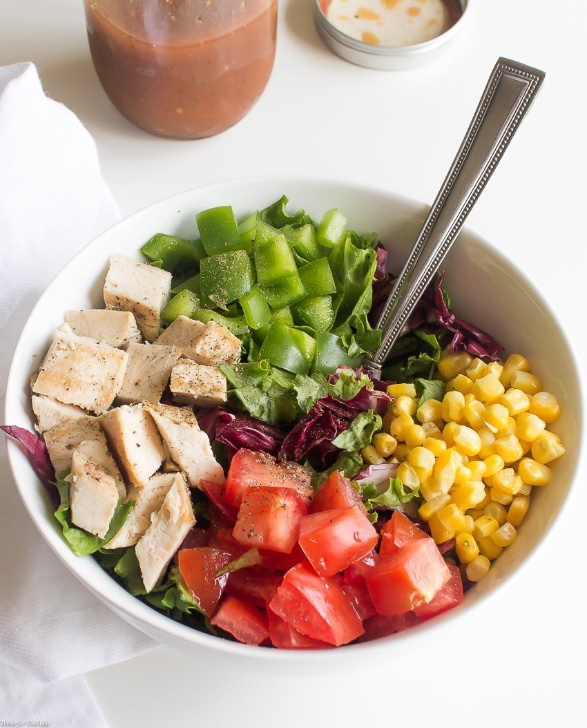 Por que acender a grelha quando obtém todos os sabores esfumaçados que você ama nesta salada de frango picada e grelhada? O segredo está no vinagrete!