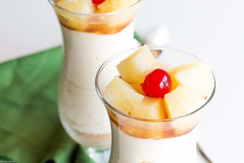 Prepare essas sobremesas de cheesecake de abacaxi de cabeça para baixo sem assar em uma fração do tempo necessário para fazer a coisa real.