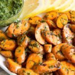 Pratique uma cozinha sustentável do ponto a ponto ao preparar esta receita para cenouras grelhadas com pesto com dicas de alho assado e sabores frescos e brilhantes de limão.