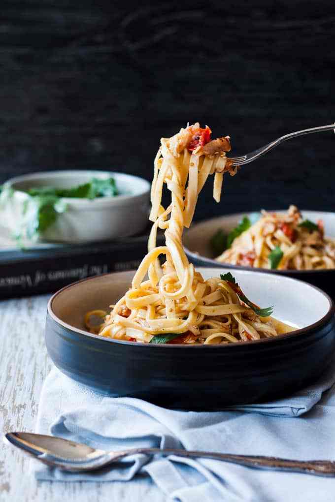 Duas tigelas de linguine com um pouco de macarrão com garfo