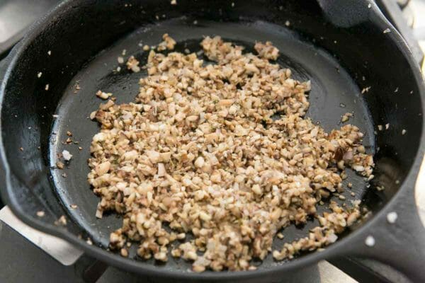 refogue cogumelos para almôndegas de peru
