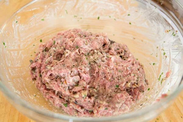 faça uma mistura de almôndegas de peru