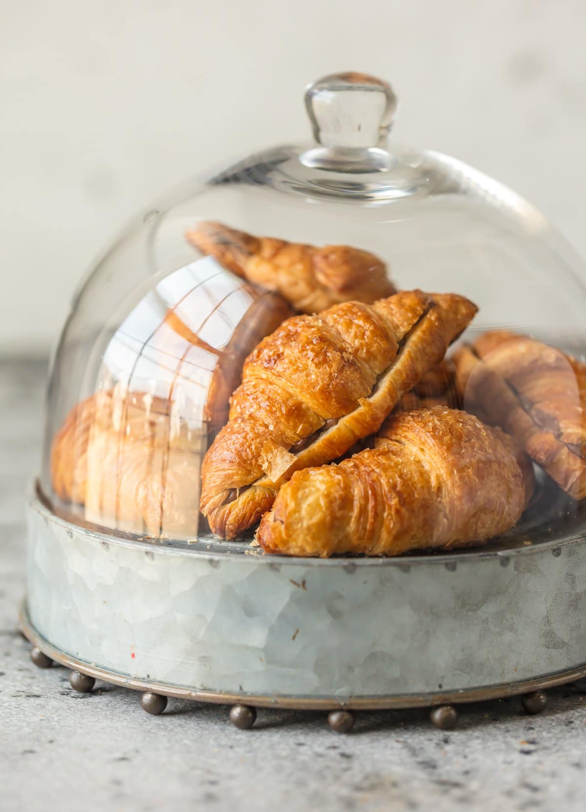 Croissants de chocolate em uma vitrine