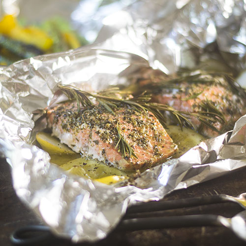 Pacote de folha de salmão com alecrim e limão #seafood #campfirefood #glutenfree |  feedyoursoul2.com
