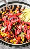 Receita fácil de salada de taco carregada de feijão, milho, pimentão, cebola, tomate e perfeitamente temperada! Salada vegetariana simples de taco para fazer um jantar fácil ou uma refeição compartilhada!