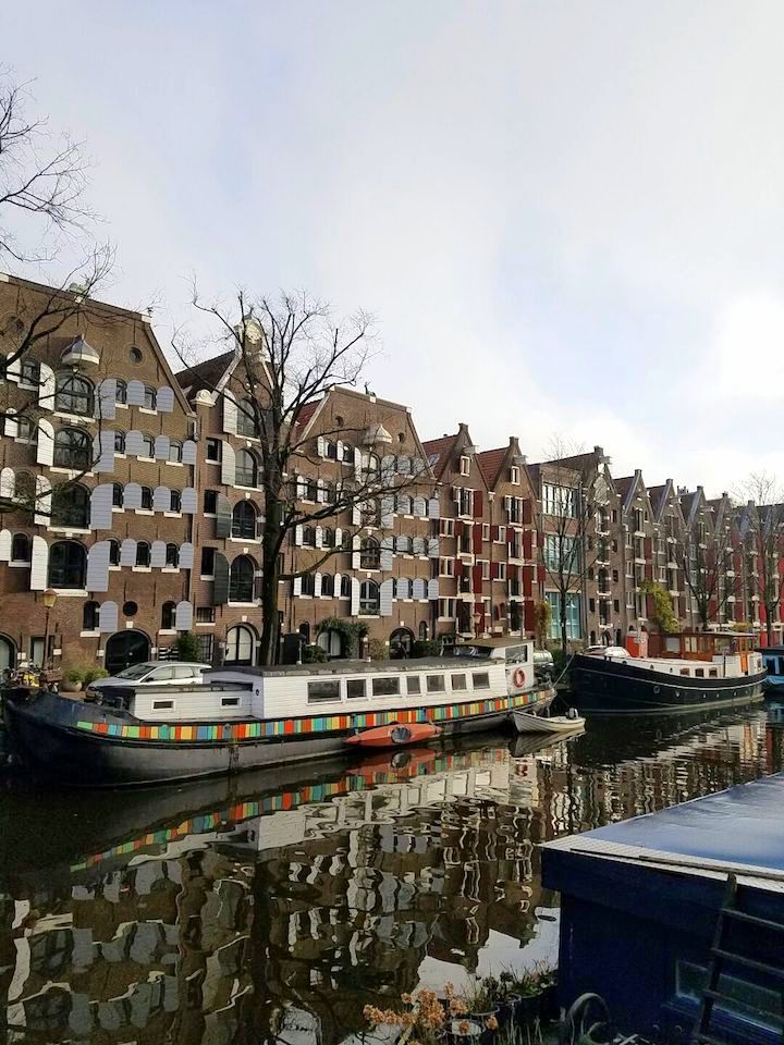 Precisa experimentar comida em Amsterdã - Canais em Amsterdã