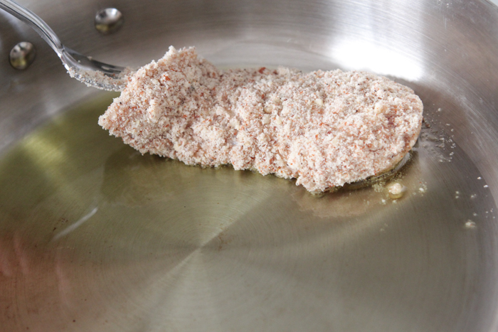 Frango com crosta de amêndoa e queijo parmesão-5