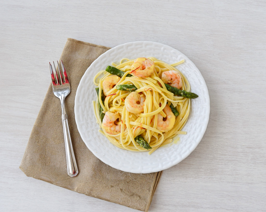 Linguine de camarão com molho de creme de açafrão