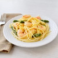 Linguine de camarão com molho de creme de açafrão