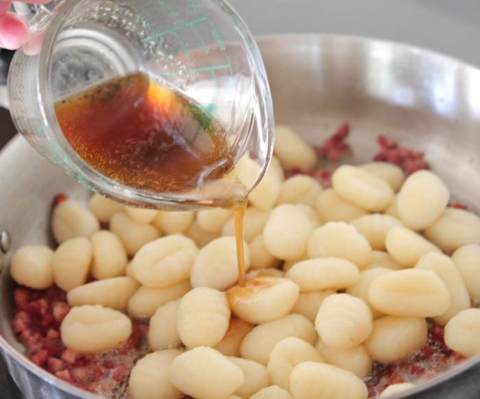 Pancetta e nhoque de manteiga marrom ervilha doce-5