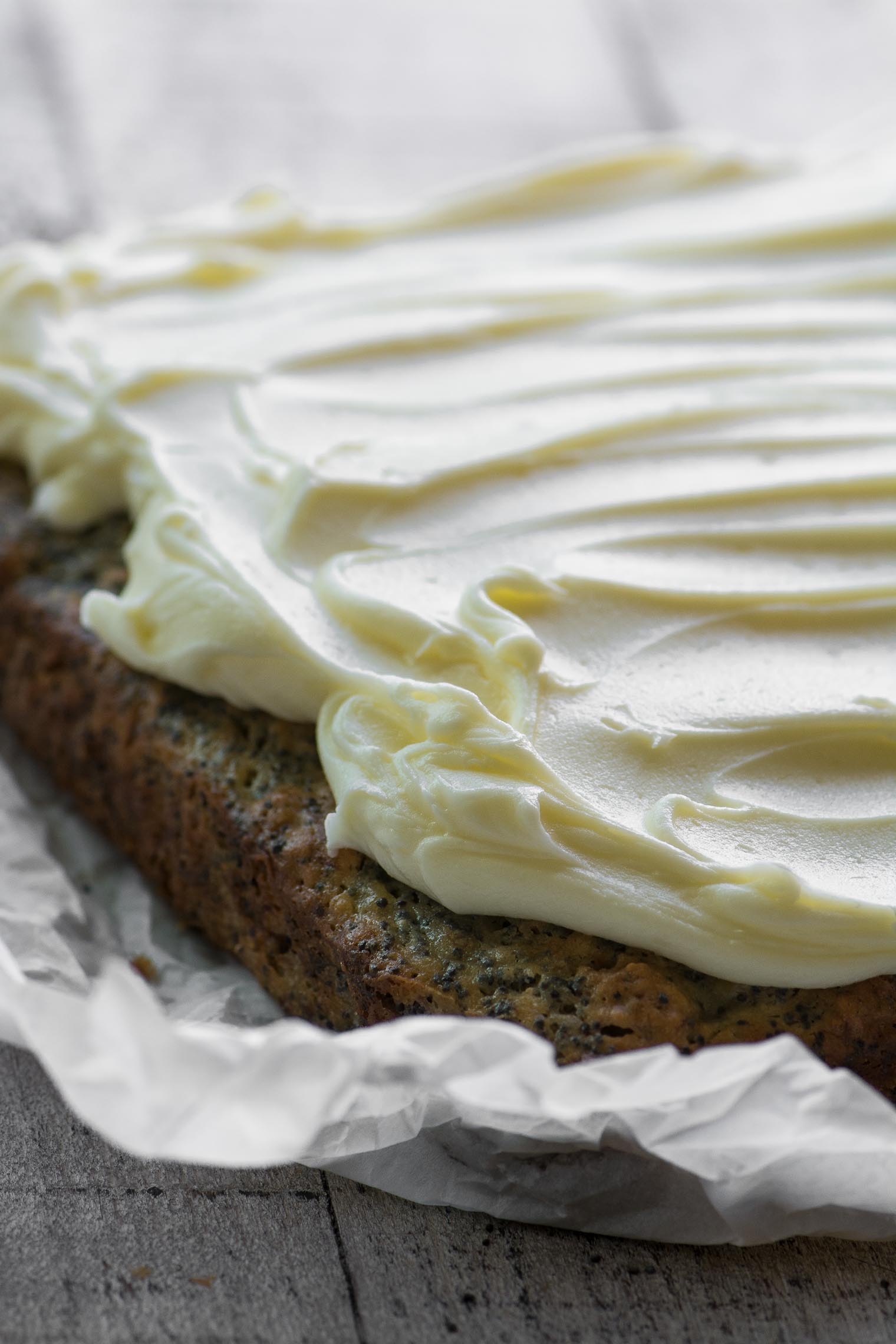 Bolo de sementes de papoila de banana com cobertura de creme de manteiga de limão