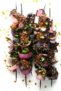 Estes espetos de alho grelhados asiåticos são marinados em uma deliciosa marinada asiåtica e depois grelhados com uma suculenta perfeição.