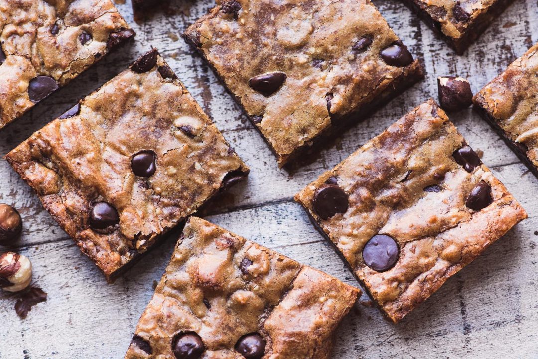 Loiras de chocolate e avelã cortadas em quadrados