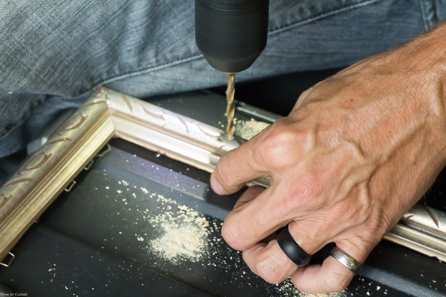 Você pode ampliar facilmente uma imagem antiga para este tutorial da bandeja de servir de lousa DIY com alguns elementos simples e cerca de 30 minutos do seu tempo!