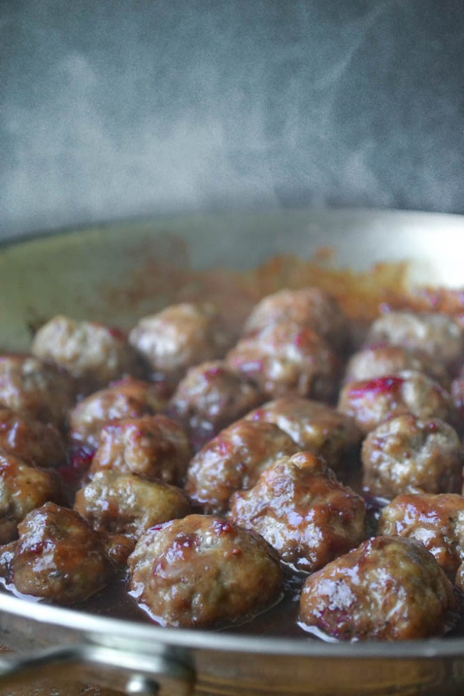 Cozinhar bolinhos de coquetel de cranberry bêbado