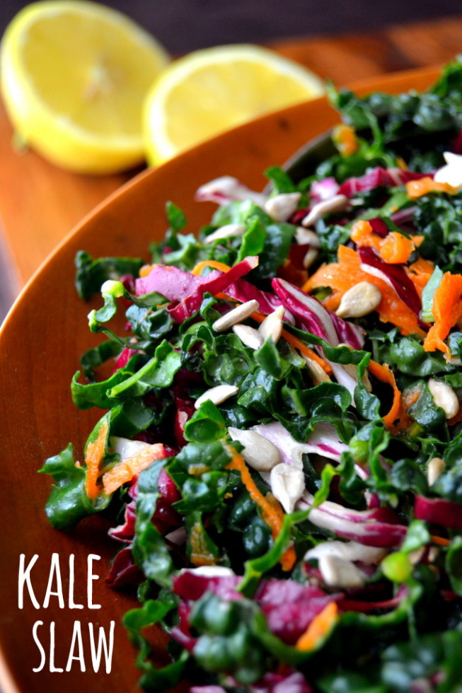Salada de couve com molho de limão e gergelim