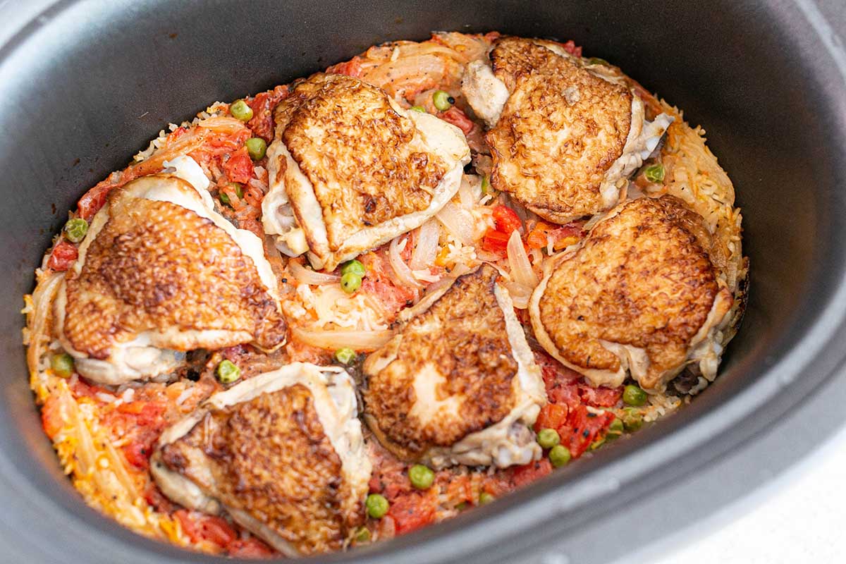 Caçarola de frango e arroz em uma panela lenta