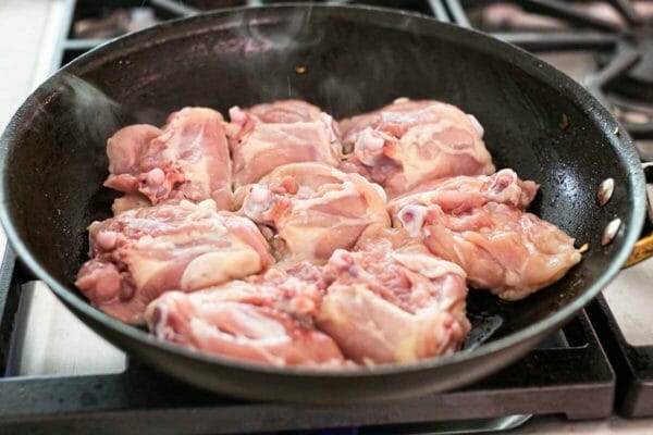 A melhor caçarola de frango e arroz doura o frango na panela