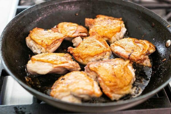 A melhor caçarola de frango e arroz doura o outro lado do frango na panela