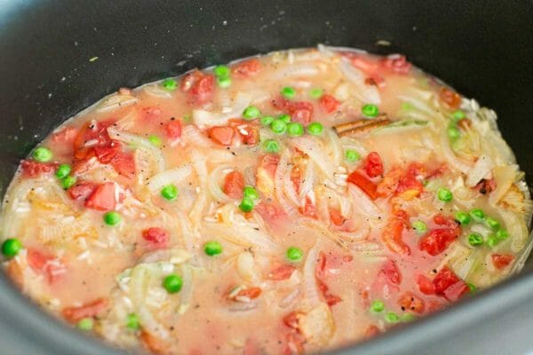 Caçarola de Frango e Arroz com Cozimento Lento Adicionar Legumes e Caldo