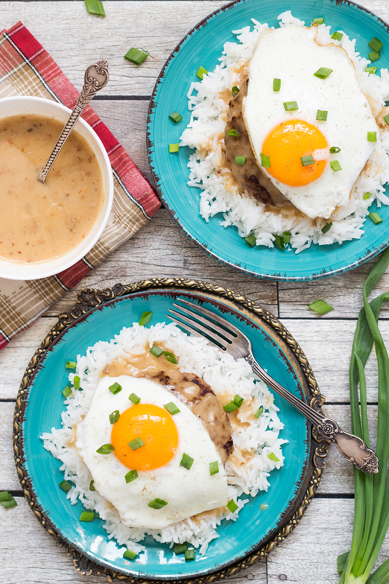 O Loco Moco é um prato popular do Havaí, composto de arroz com hambúrguer, ovo frito e afogado em um delicioso molho marrom!