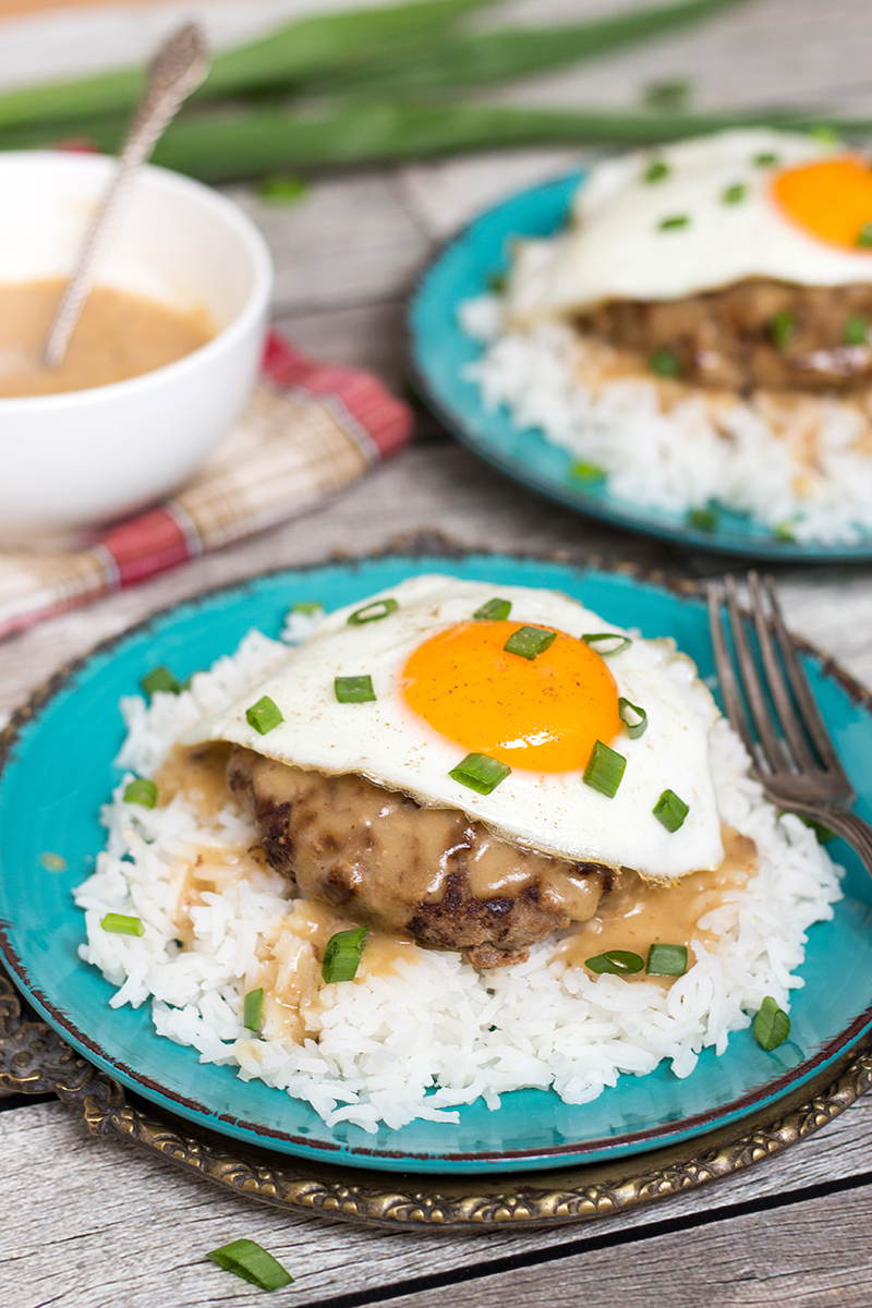 O Loco Moco é um prato popular do Havaí, composto de arroz com hambúrguer, ovo frito e afogado em um delicioso molho marrom!
