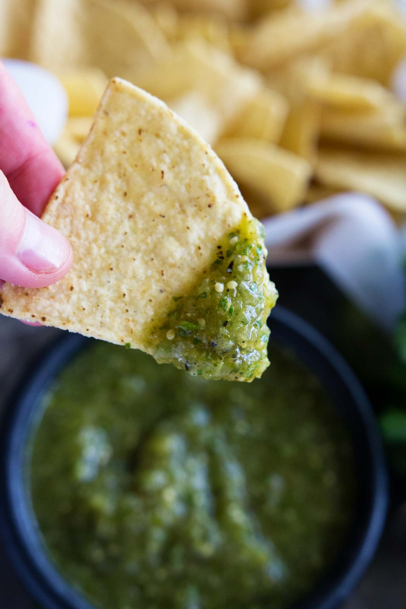 Este molho verde assado é tão fácil de jogar junto com um processador de alimentos ou liquidificador. Existem ingredientes mínimos nesta receita mexicana autêntica, fácil, mas deliciosa e clássica!