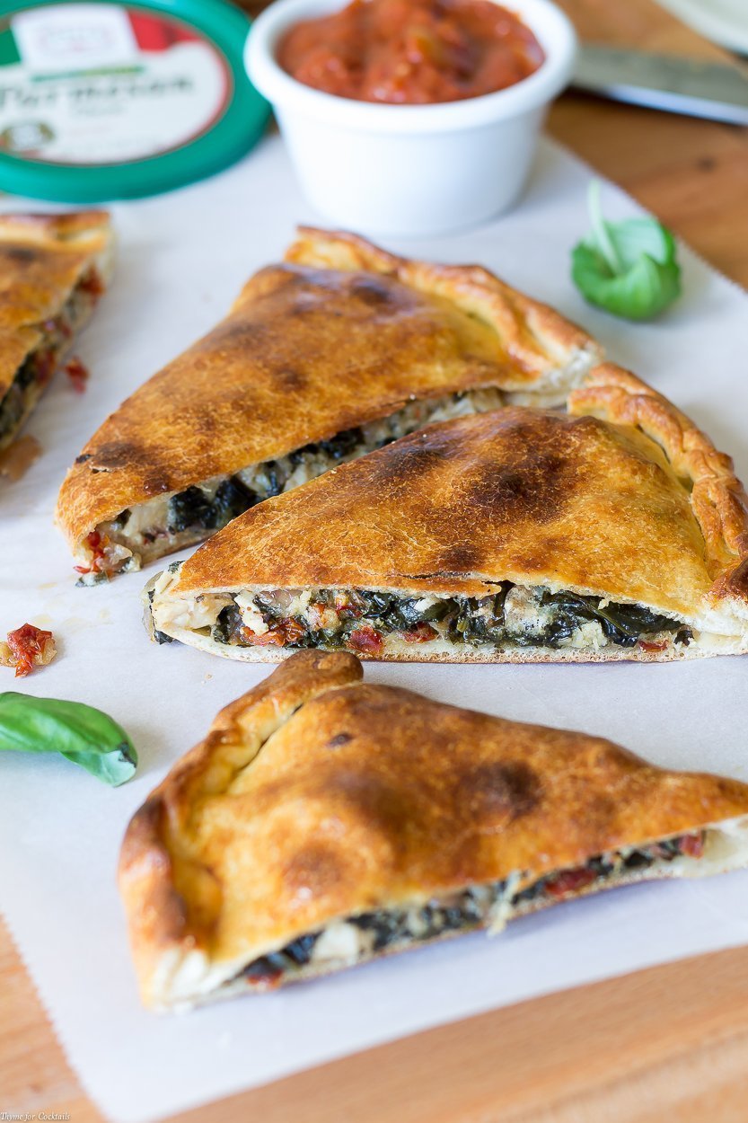 Cada pedaço desta receita de Calzone de frango com tomate e manjericão é tão cheio de sabores italianos autênticos que você não pode deixar de sentir que está jantando em uma pizzaria clássica.