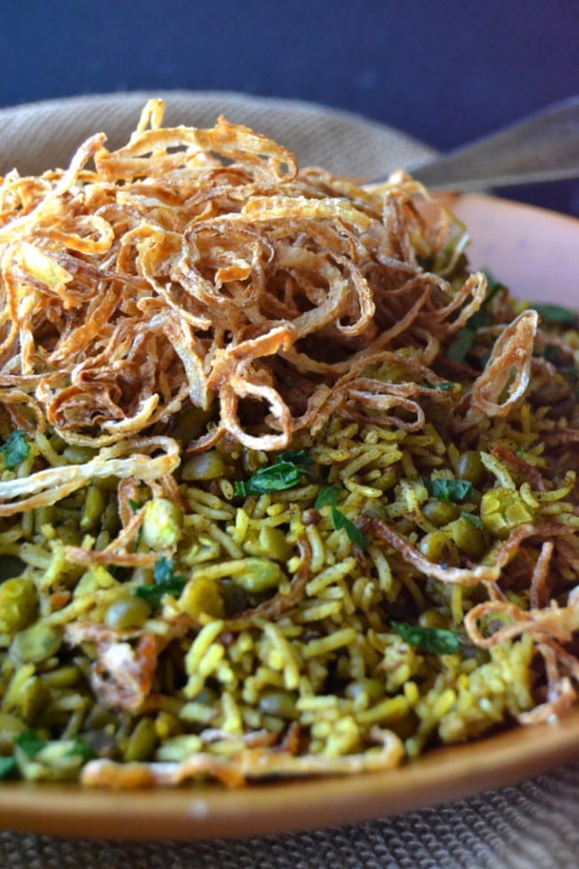 MEJADRA (DE JERUSALÉM) em uma tigela de madeira com rodelas de cebola frita
